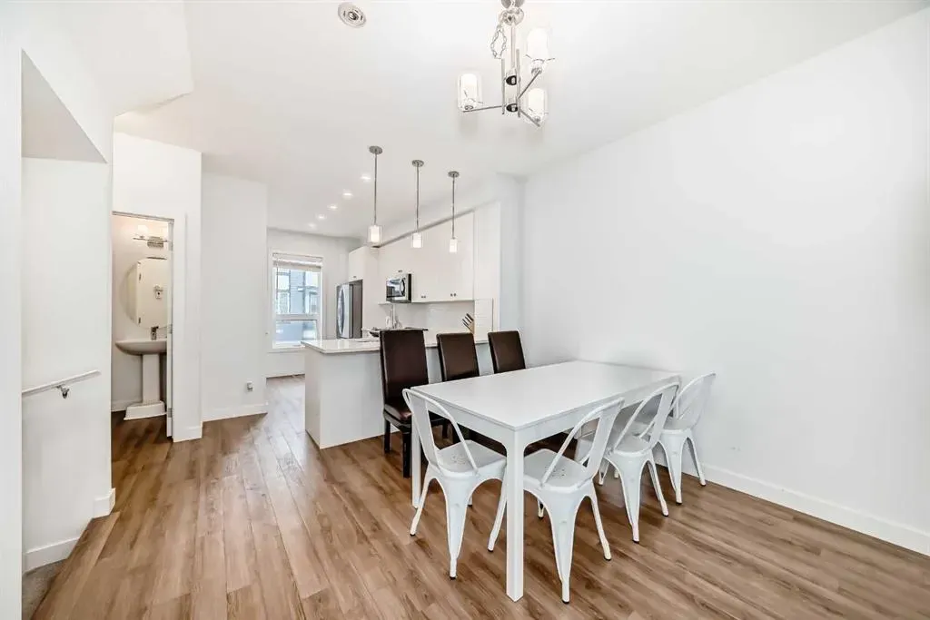 15 Evanscrest Park NW, #208