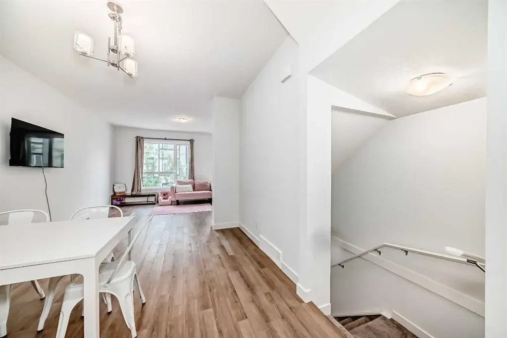 15 Evanscrest Park NW, #208