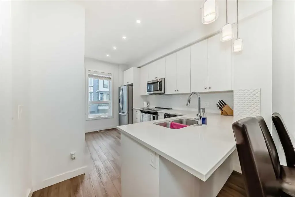 15 Evanscrest Park NW, #208