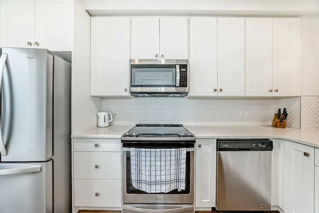 15 Evanscrest Park NW, #208