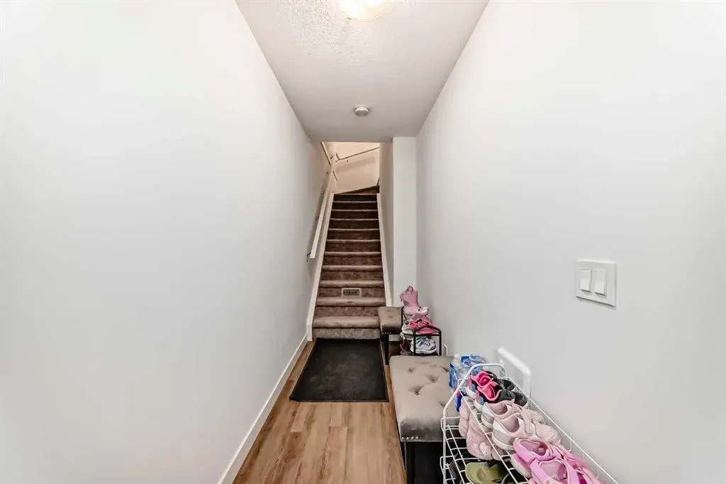 15 Evanscrest Park NW, #208