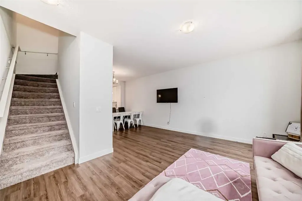 15 Evanscrest Park NW, #208