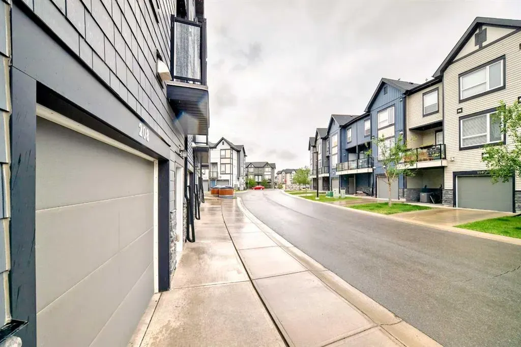 15 Evanscrest Park NW, #208