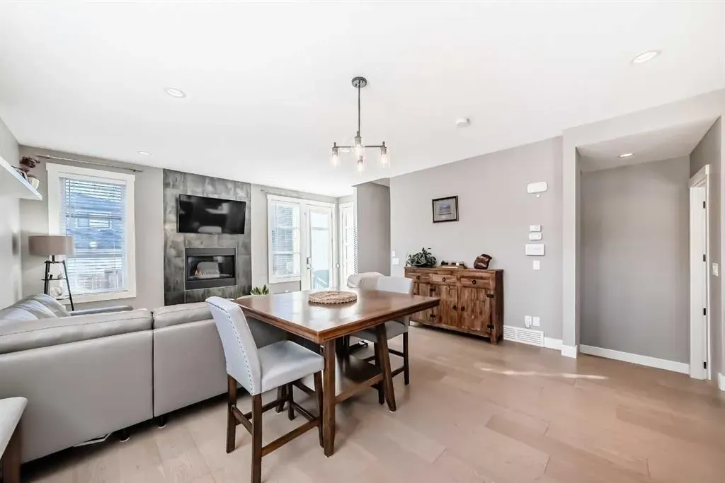 413 25 Avenue NE, #2