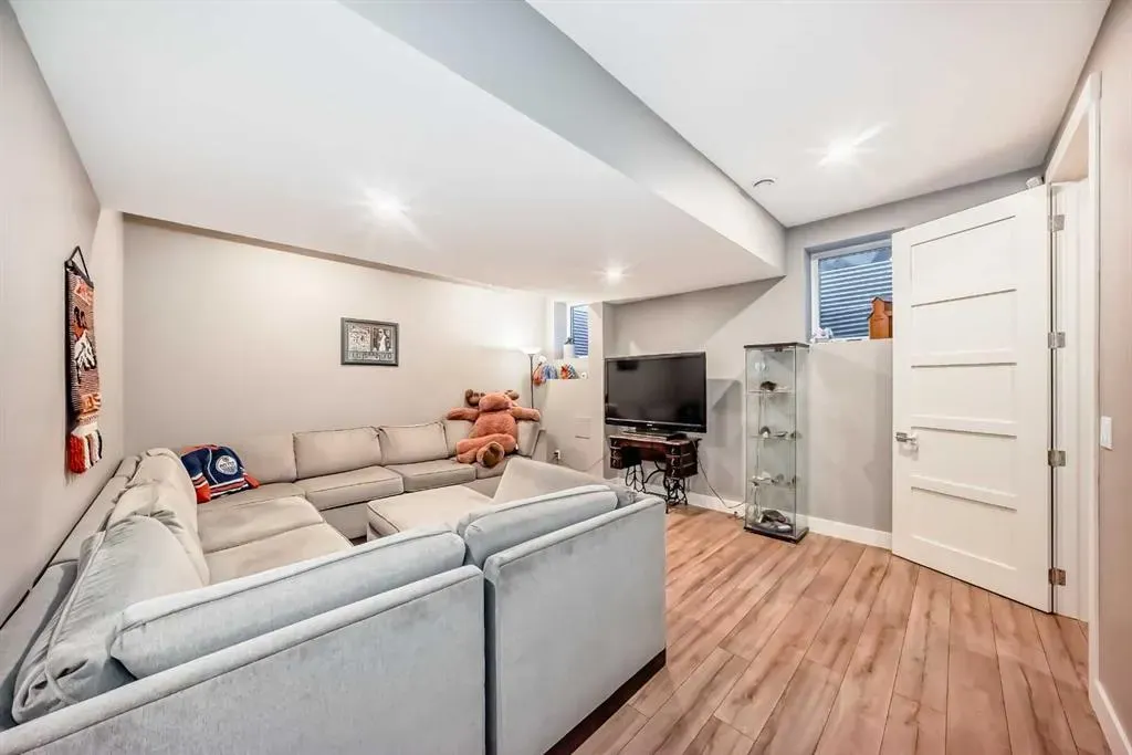 413 25 Avenue NE, #2