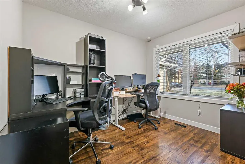 875 Midridge Drive SE