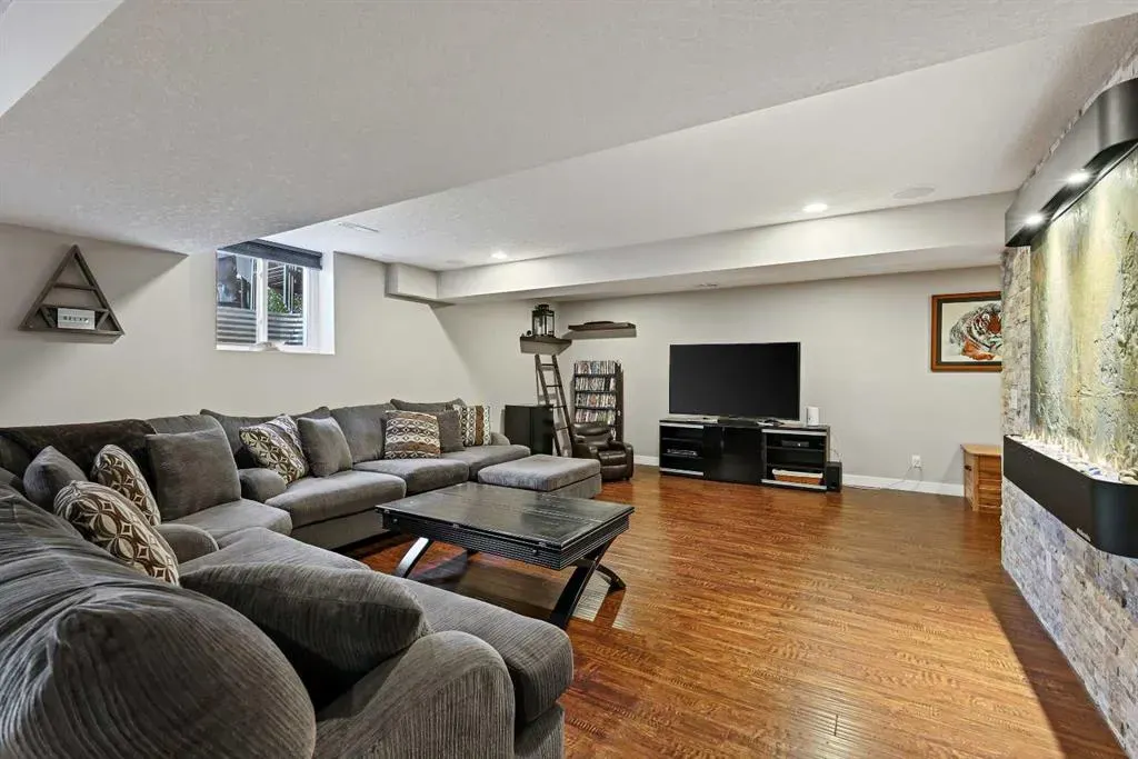 875 Midridge Drive SE