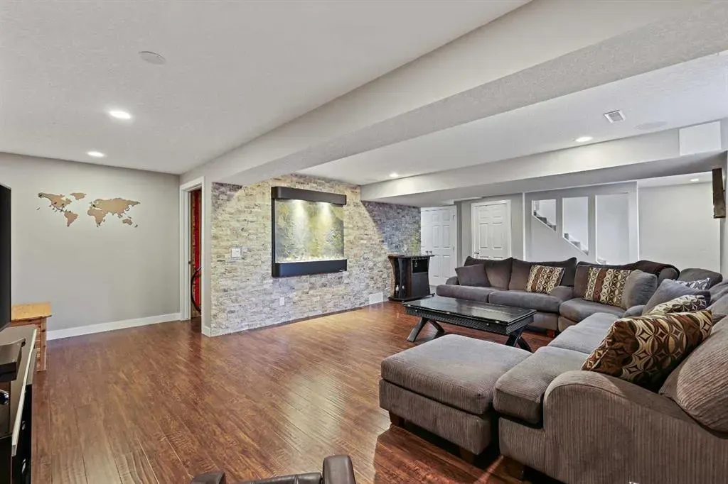 875 Midridge Drive SE