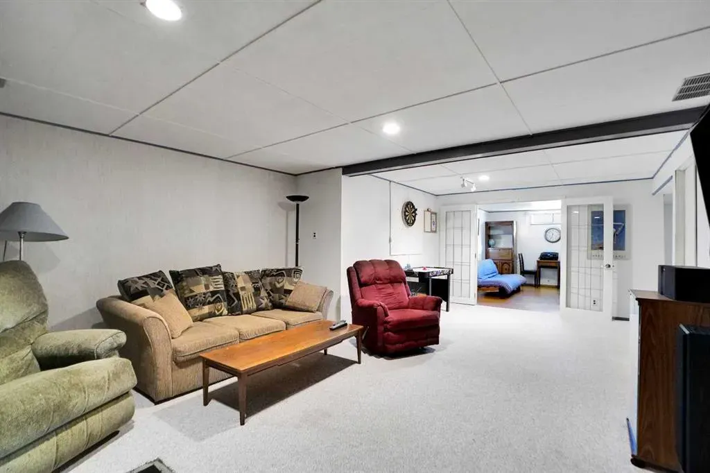 272 Sackville Drive SW