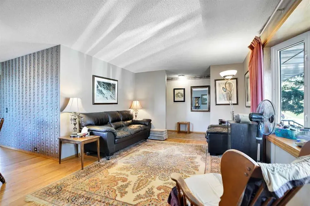 272 Sackville Drive SW