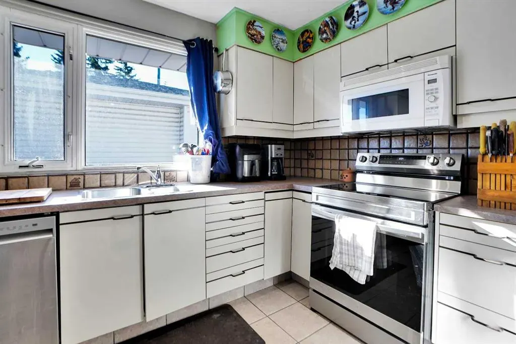 272 Sackville Drive SW