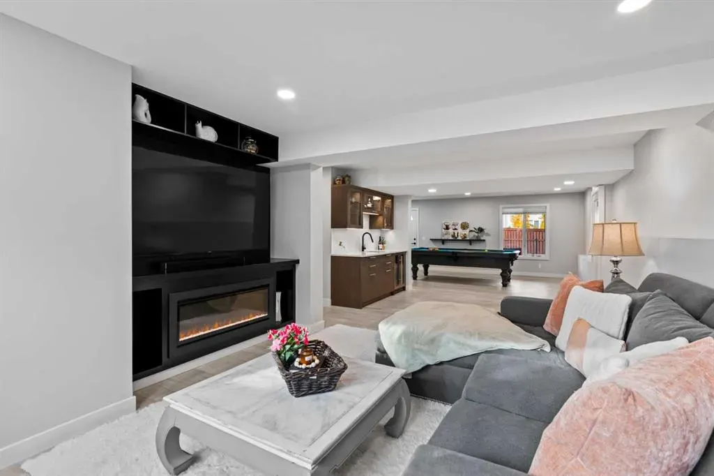 12 Mckenzie Lake Crescent SE