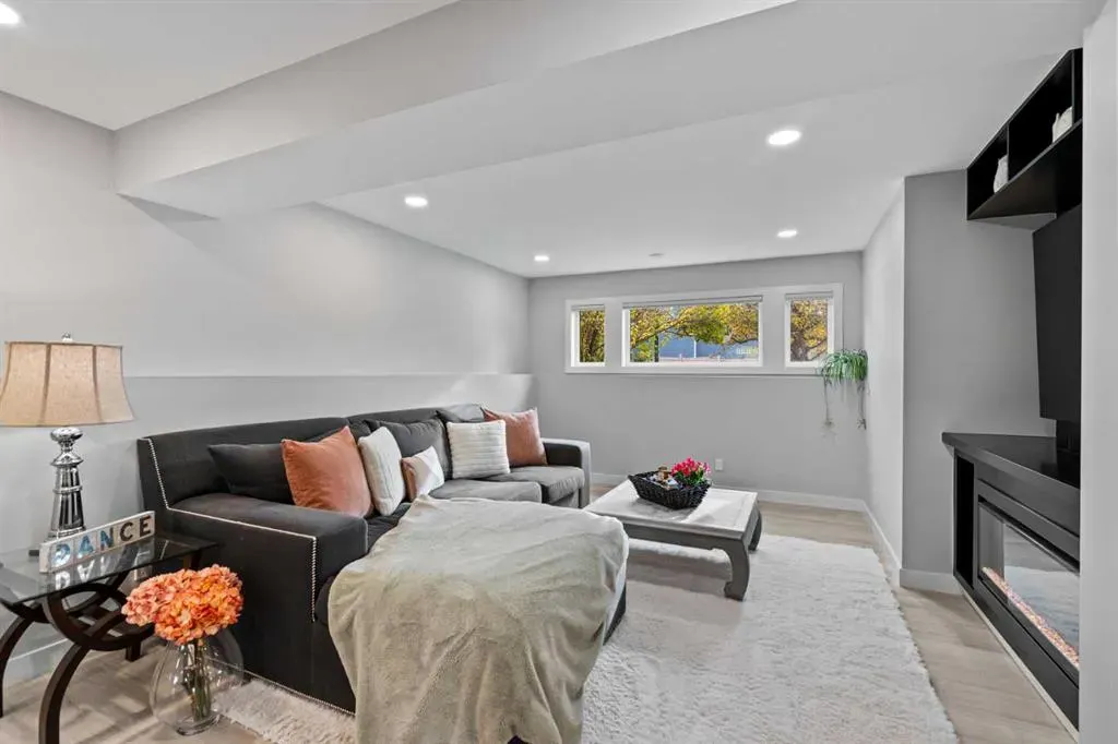 12 Mckenzie Lake Crescent SE