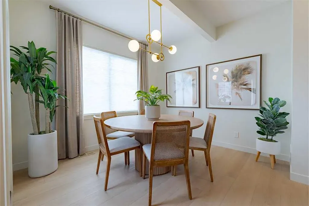 257 Amblestone Crescent NW