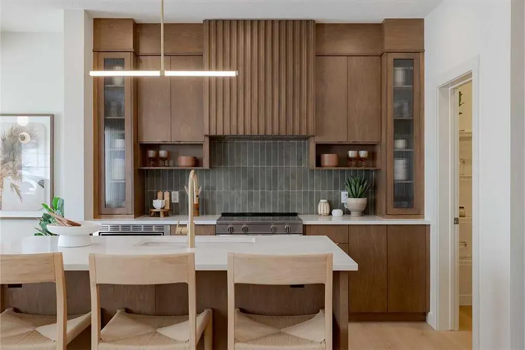 257 Amblestone Crescent NW