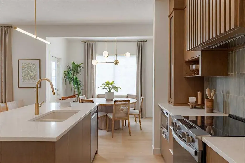 257 Amblestone Crescent NW