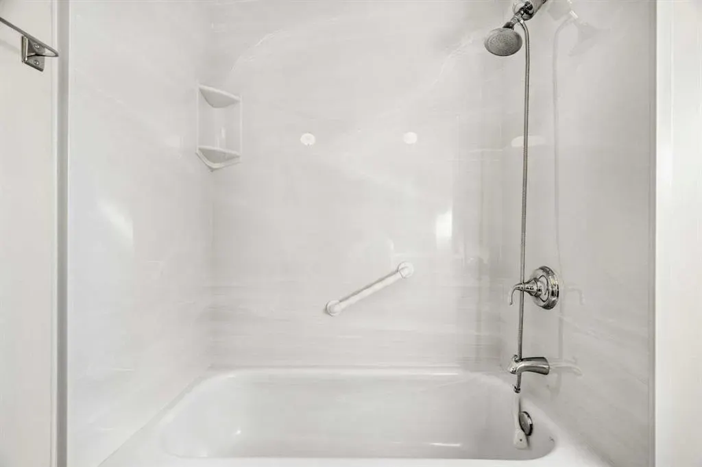 827 Lake Emerald Place SE