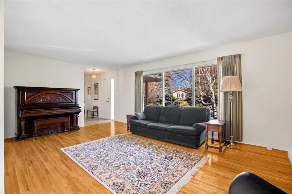 827 Lake Emerald Place SE