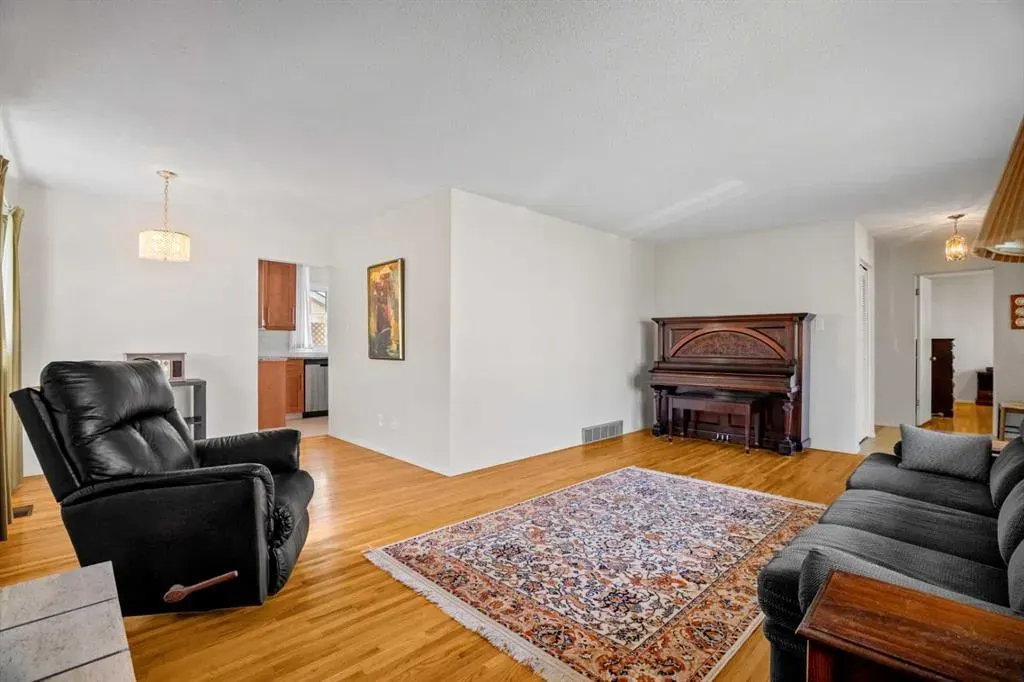 827 Lake Emerald Place SE