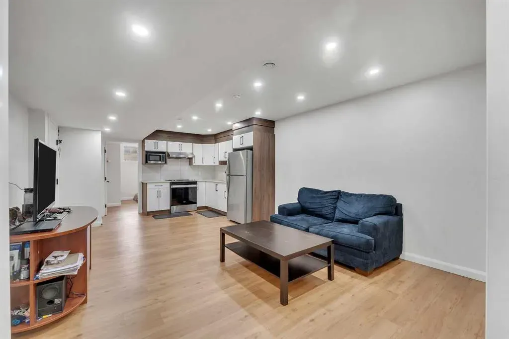 28 Cornerbrook Avenue NE