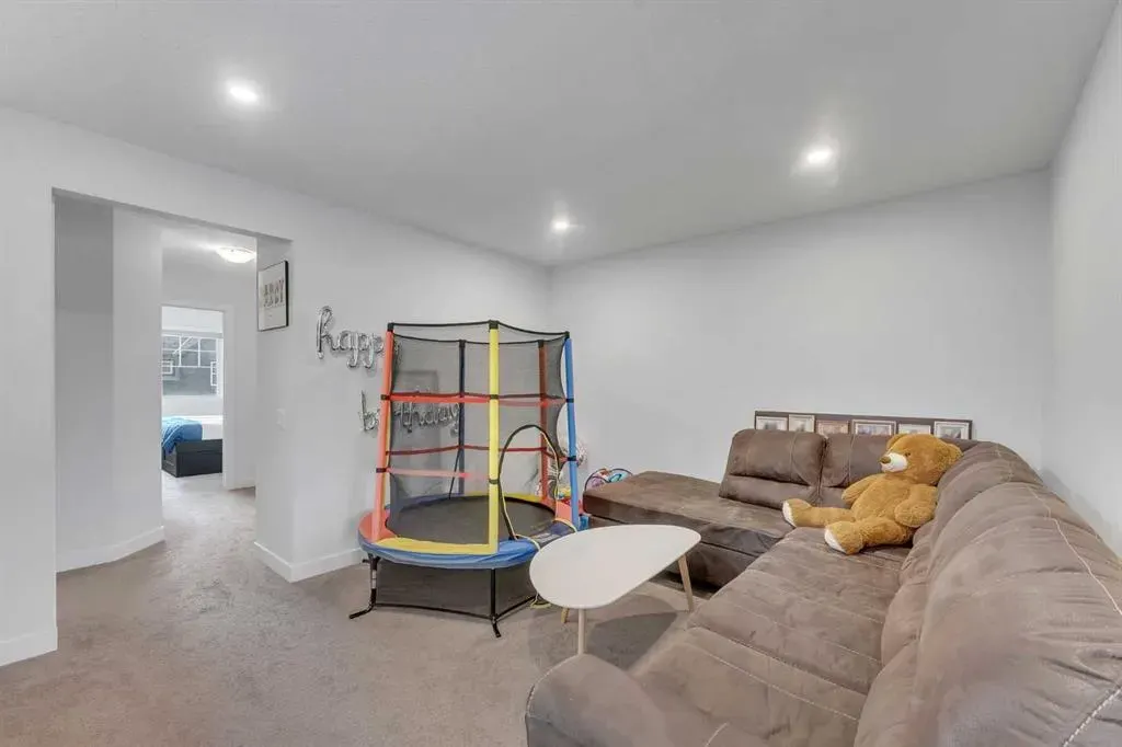 28 Cornerbrook Avenue NE