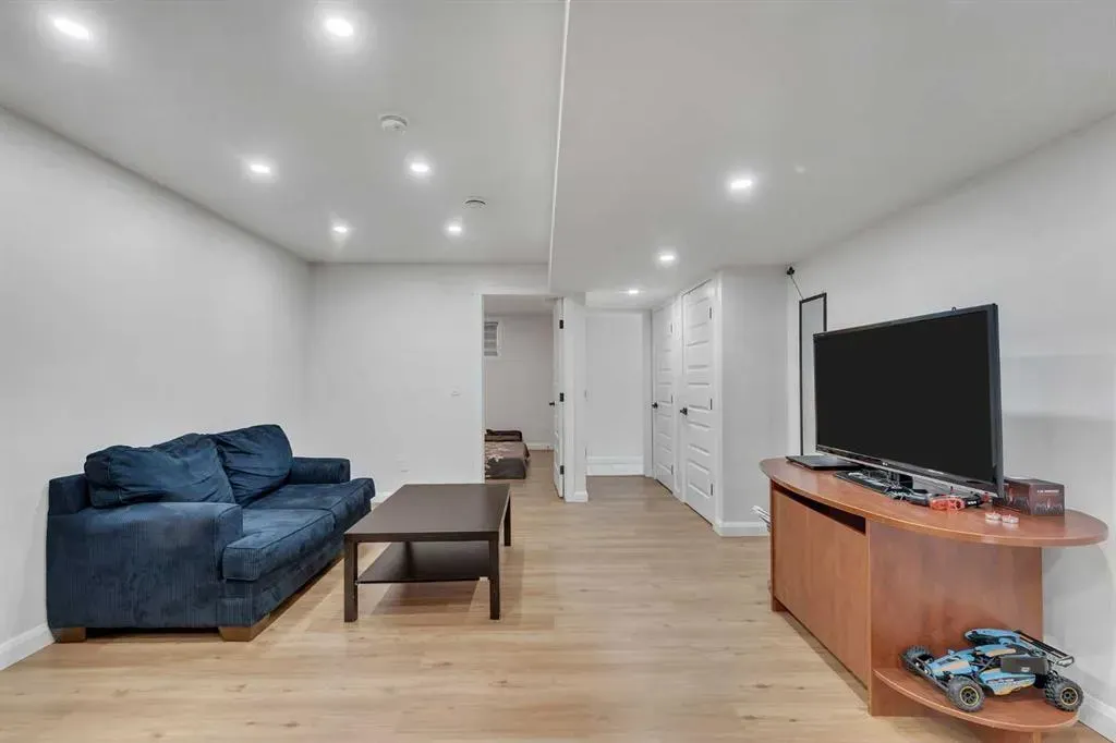 28 Cornerbrook Avenue NE