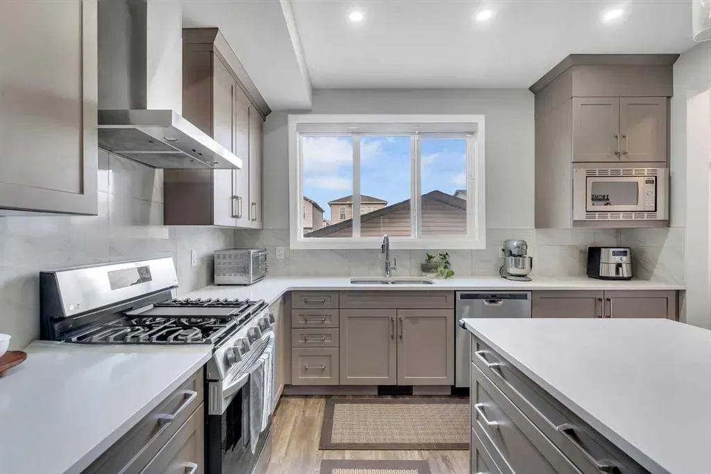 28 Cornerbrook Avenue NE