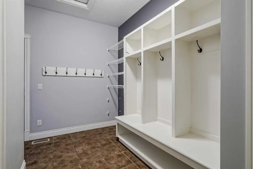 231 Railway Close SE