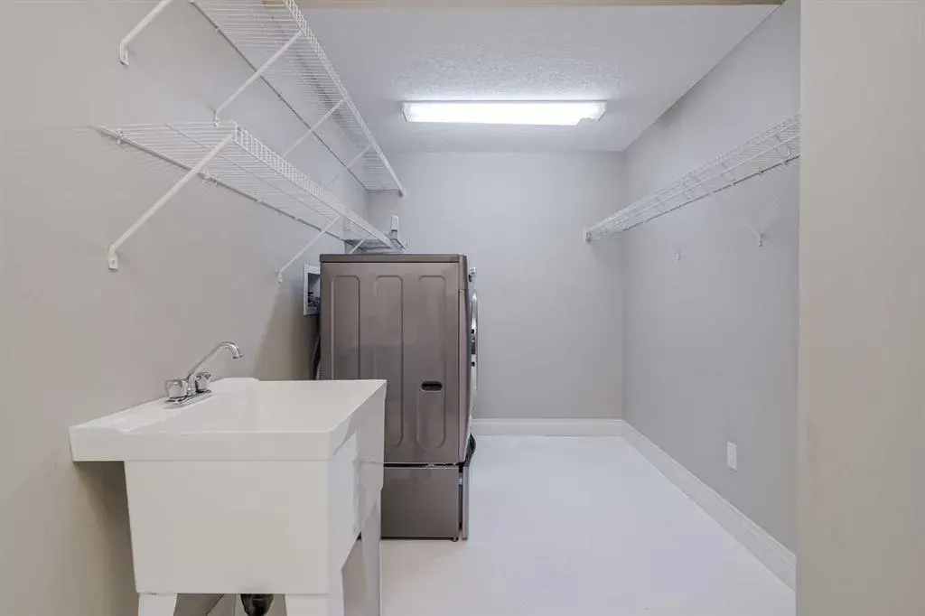 231 Railway Close SE