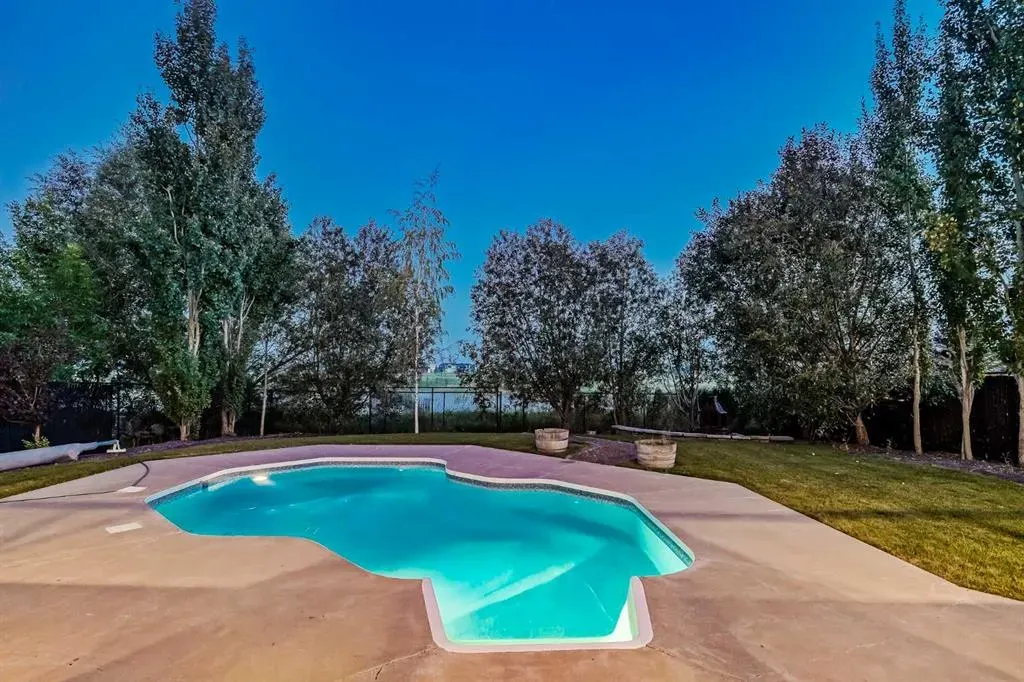 231 Railway Close SE