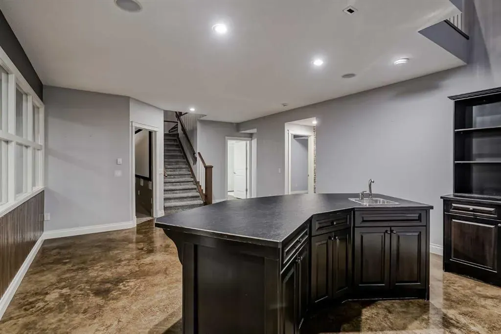 231 Railway Close SE