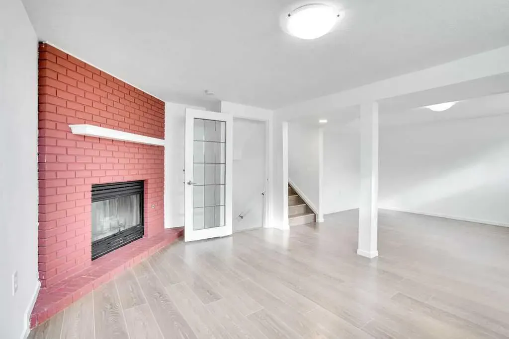 56 Castleglen Crescent NE