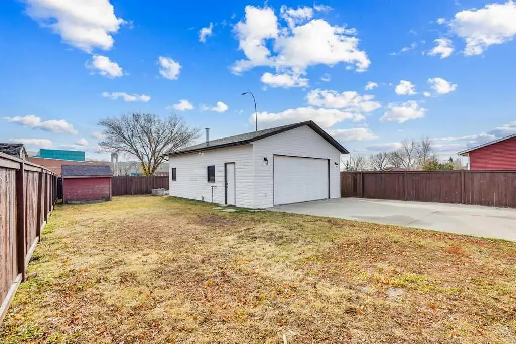 56 Castleglen Crescent NE