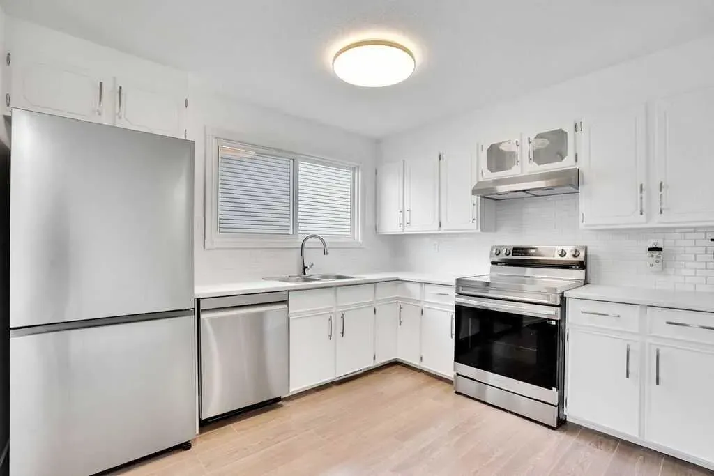 56 Castleglen Crescent NE