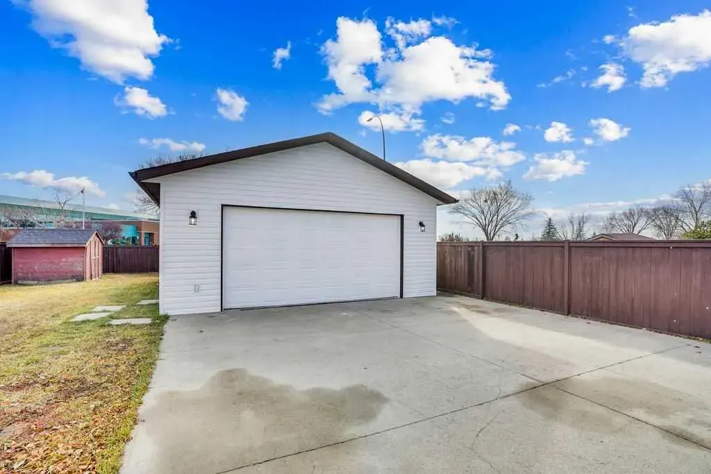 56 Castleglen Crescent NE