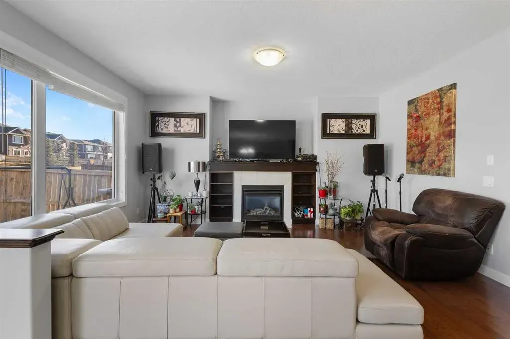 16 Redstone Parade NE