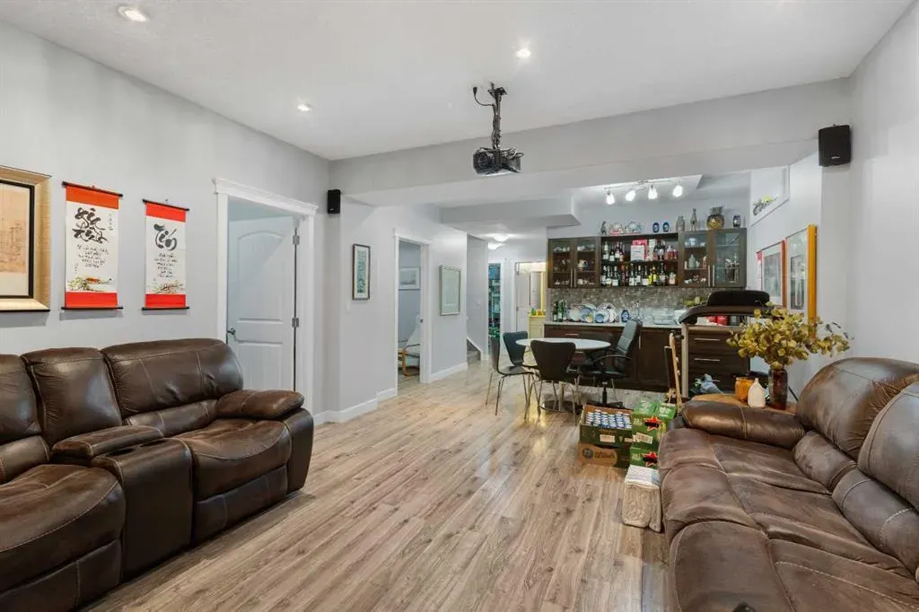 16 Redstone Parade NE