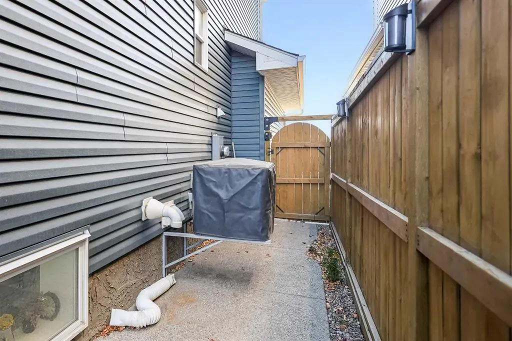 16 Redstone Parade NE