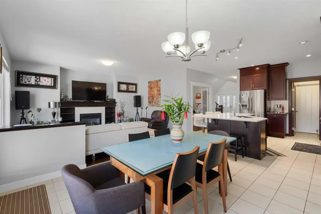 16 Redstone Parade NE