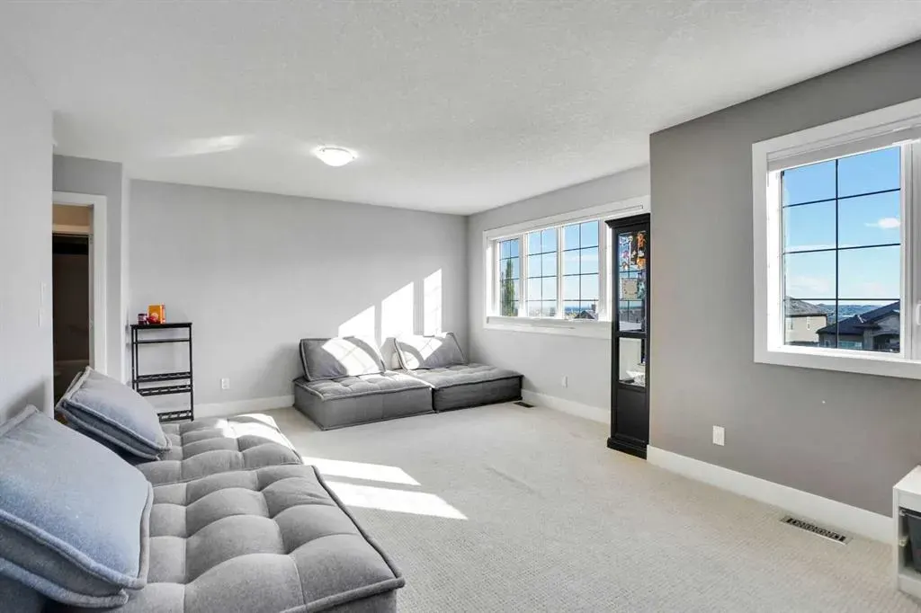 70 Royal Ridge Manor NW