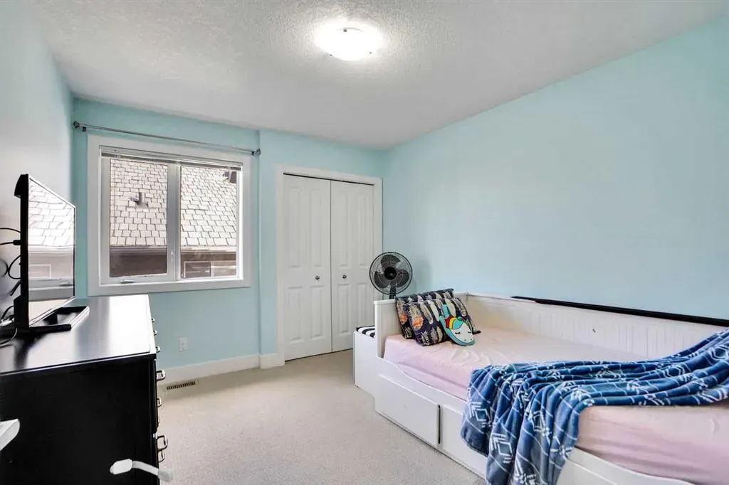 70 Royal Ridge Manor NW