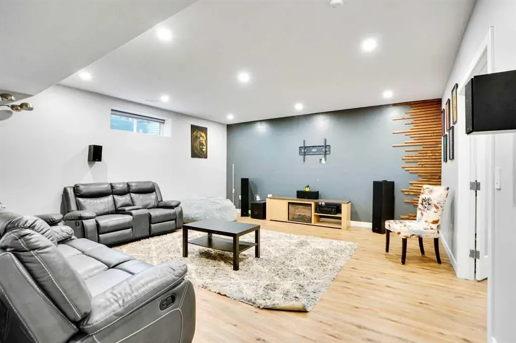 70 Royal Ridge Manor NW