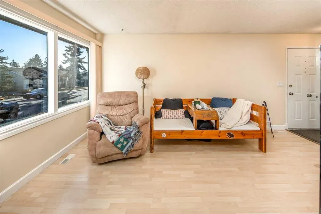 112 Shawmeadows Crescent SW