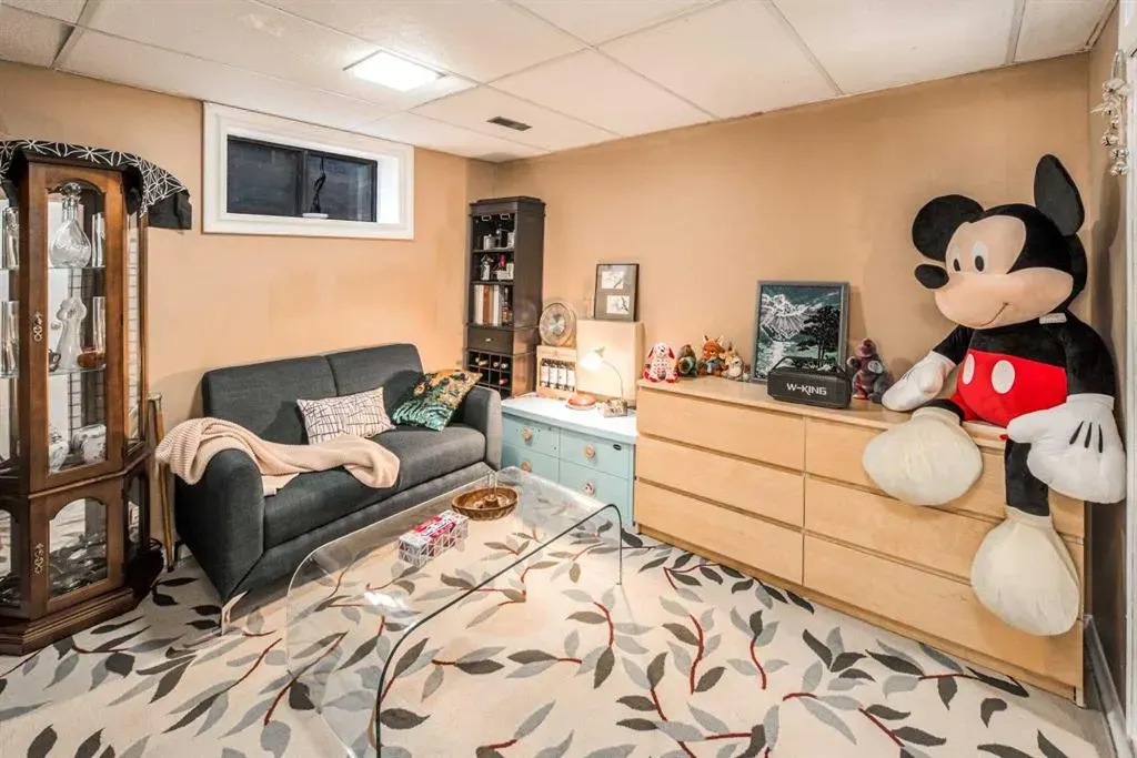 112 Shawmeadows Crescent SW