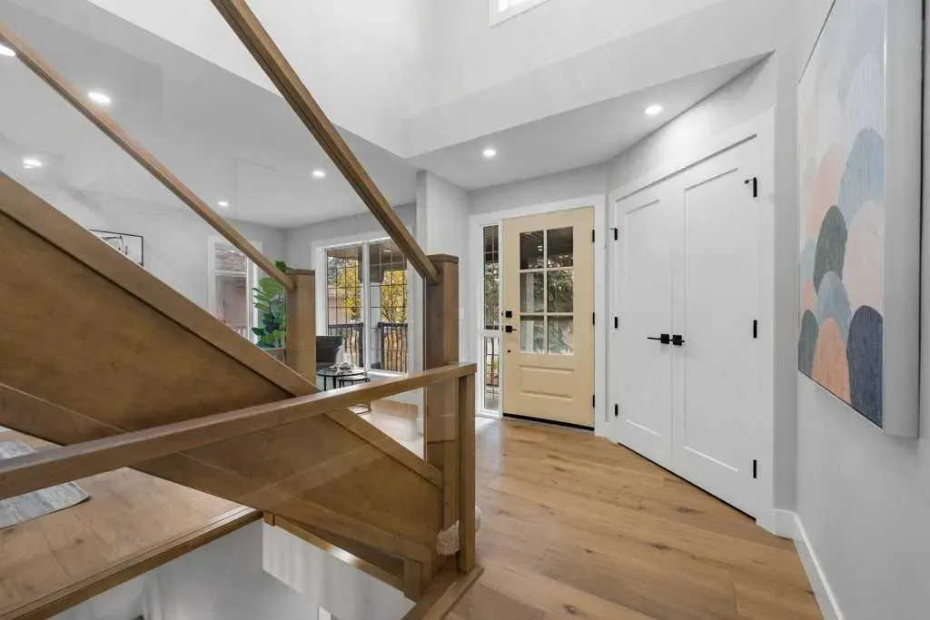 711 Mckenzie Lake Bay SE