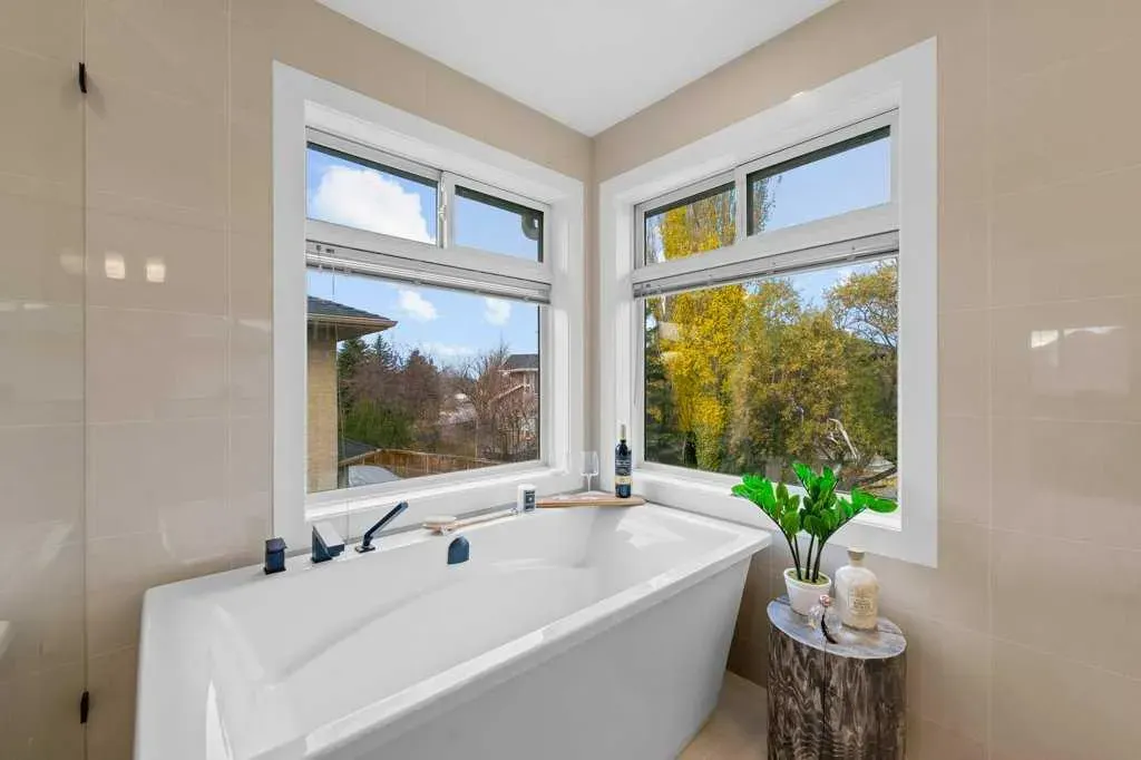 711 Mckenzie Lake Bay SE