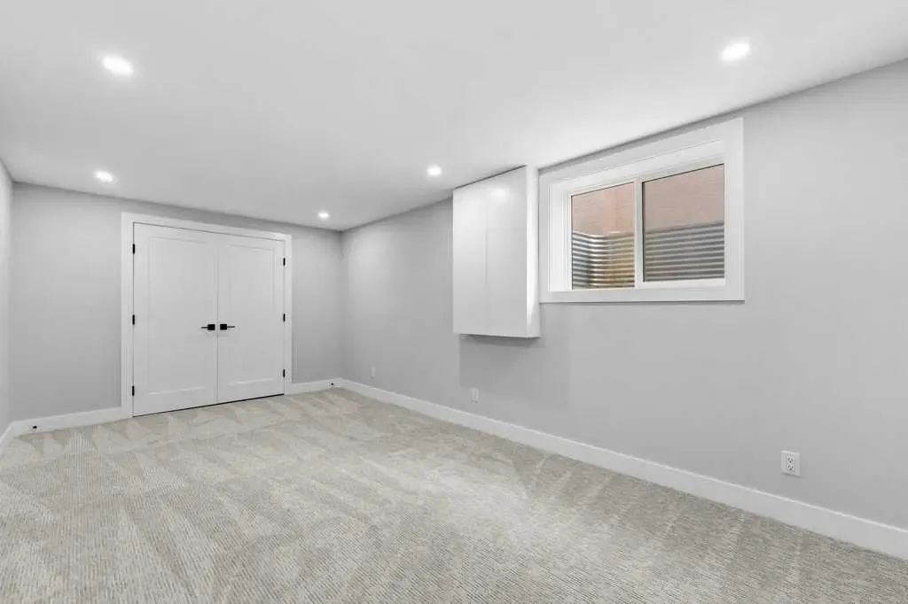 711 Mckenzie Lake Bay SE