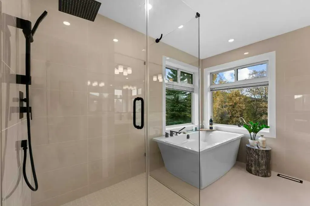 711 Mckenzie Lake Bay SE