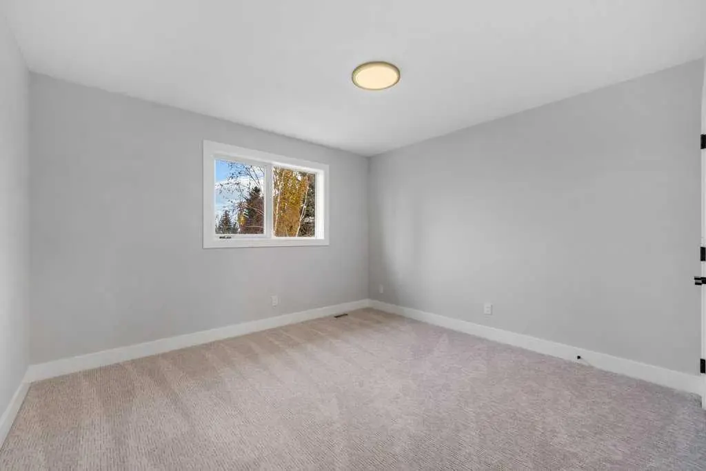 711 Mckenzie Lake Bay SE