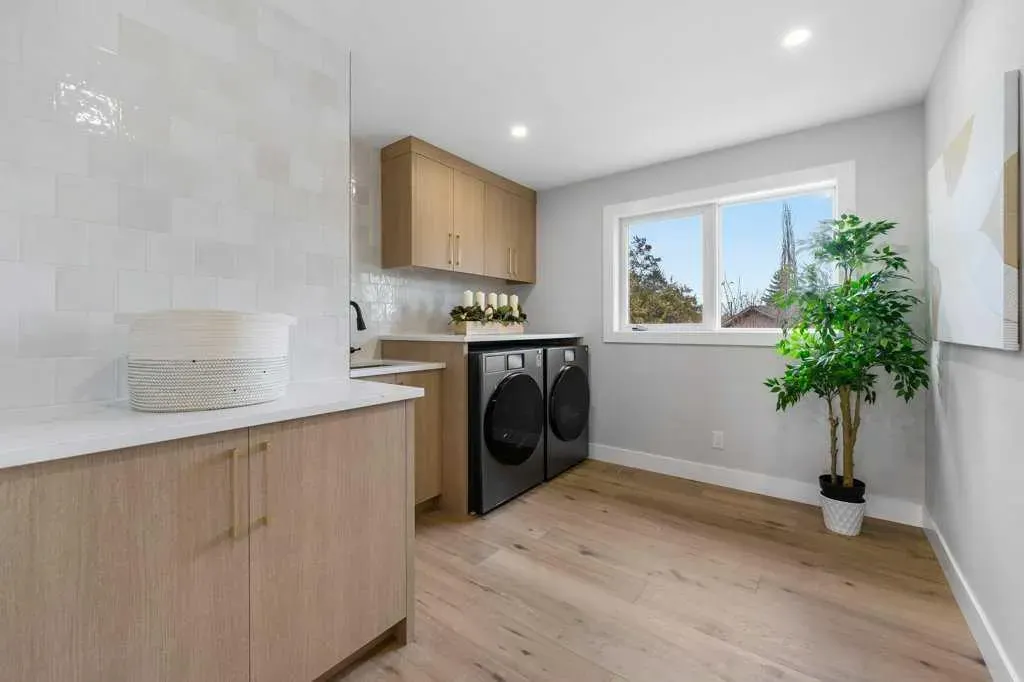 711 Mckenzie Lake Bay SE